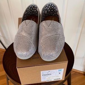 Toms excellent like new silver glitter women sz 9